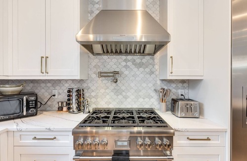 West Bellevue House | Perch - Bellevue Splendor: Prime Location 6BR Luxury & Comfort in Bellevue