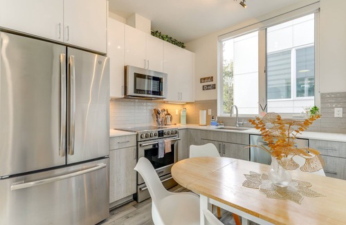 North Queen Anne House | Perch - Modern Queen Anne Retreat with Rooftop & Guitar