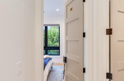 West Bellevue House | Perch - Private Room in Shared Home: Bellevue Splendor Elm Room