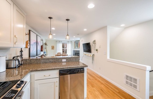North Delridge House | Perch - Stylish & comfortable 2 BR townhouse w/an office, nestled in a serene neighborhood!