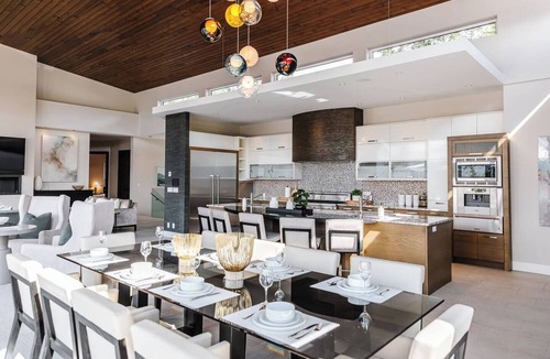 Southwest Mission House | Perched above Okanagan Lake in Upper Mission, Cascadia gives you infinity pool views, a private hot tub, luxe bedrooms with ensuites, a chef kitchen, theater room, games lounge & concierge support. Perfect for group trips, families & special occasion
