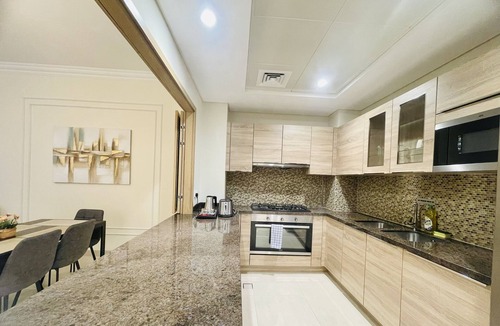 Dubai Apartment | Perfect 1-King+2-Single Beds Suite w/ Free Parking