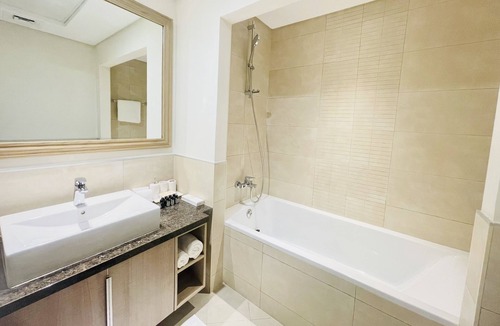 Dubai Apartment | Perfect 1-King+2-Single Beds Suite w/ Free Parking