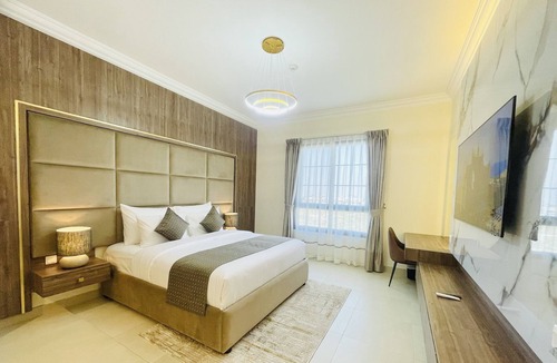 Dubai Apartment | Perfect 1-King+2-Single Beds Suite w/ Free Parking