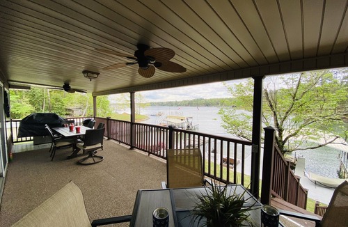 Eclectic House | Perfect 4 bed, 3 bath lake getaway w/amazing views in quiet cove!
