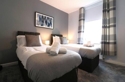 Chapelhall Apartment | Perfect 4 BR flat, sleeps 8