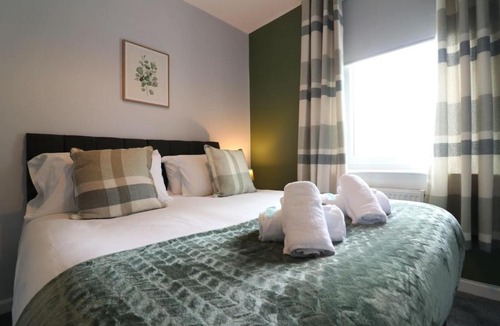 Chapelhall Apartment | Perfect 4 BR flat, sleeps 8
