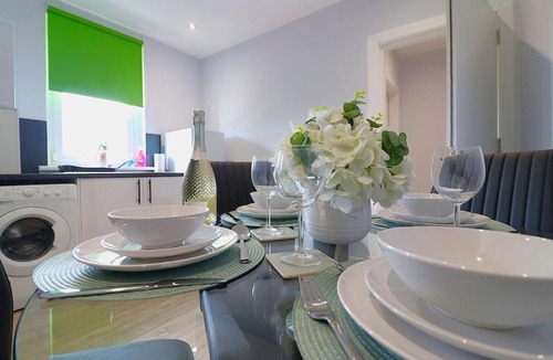 Chapelhall Apartment | Perfect 4 BR flat, sleeps 8