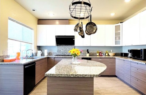 West University House | Perfect 6-bedroom house with AC in welcoming Reno neighborhood