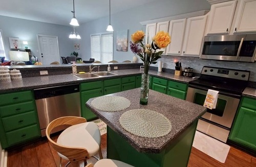 Gainesville House | Perfect Background Hangout-Café Lit Patio, Bonfire, BBQ Grill-near UF Stadium!