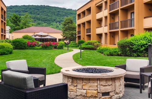 Mahwah House | Perfect Base for Visits to Ramapo Powerlinez Climbing Area! 4 Units w/ Parking!