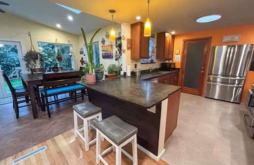 Shoreline House | Perfect Basecamp to explore the PNW and FIFA World Cup, easy walk to lightrail