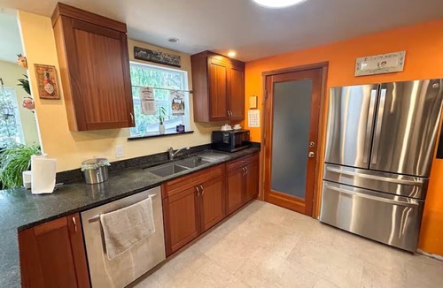 Shoreline House | Perfect Basecamp to explore the PNW and FIFA World Cup, easy walk to lightrail