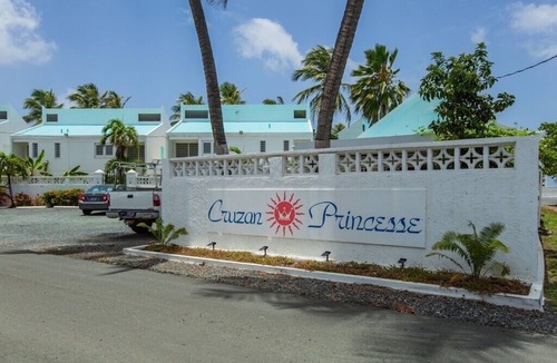 Estate East Street Condo | Perfect Beach Front Condo with Pool