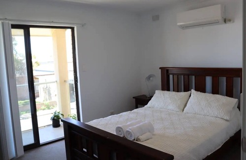 Semaphore House | Perfect Beachside Townhouse, 5min walk to beach
