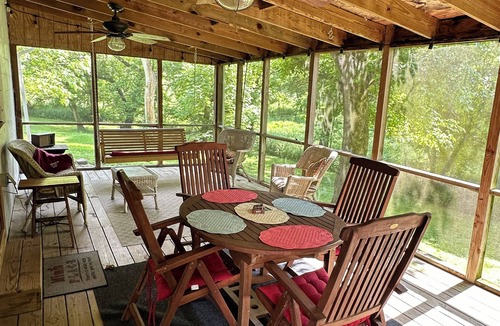 Frankfort Cottage | Perfect Bourbon Trail Couple Getaway