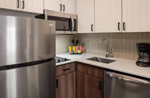 West Bloomington Hotel | Perfect Business Traveler Room with Complimentary Breakfast