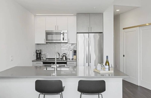 Bluemont Hotel | Perfect DC Getaway | Modern Haven w/Kitchen Near Historic Landmarks & Museums