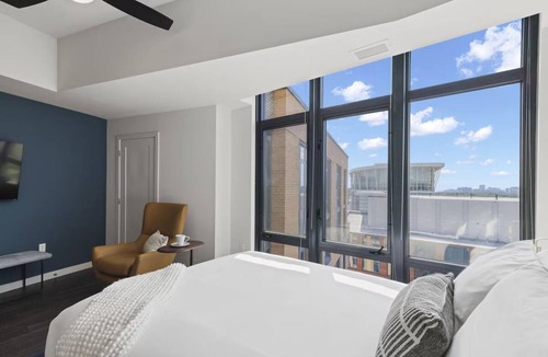 Bluemont Hotel | Perfect DC Getaway | Modern Haven w/Kitchen Near Historic Landmarks & Museums