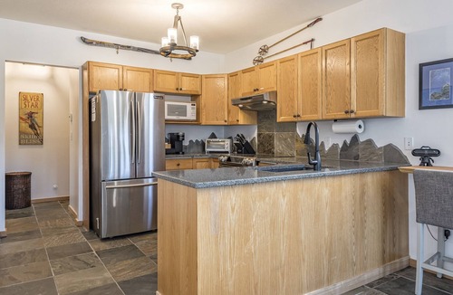 Silver Star Mountain Apartment | Perfect Family Suite, close to the village, bike storage, hot tub, pet friendly!