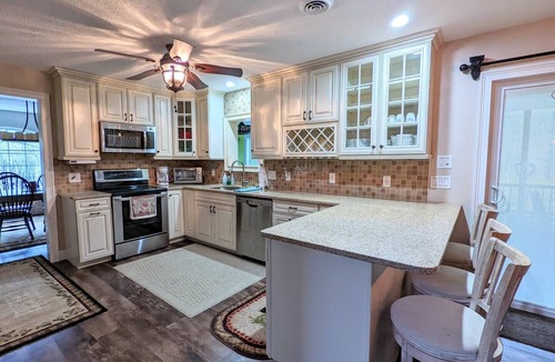 Mount Pocahontas House | Perfect Fall Getaway! Fire pit, corn hole, shuffleboard, & pet friendly