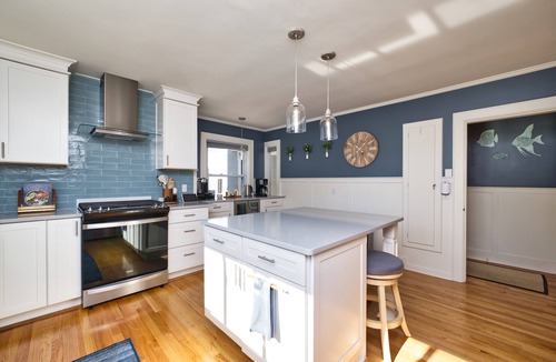 Dartmouth House | Perfect Family Getaway! Quick walk to village, beach nearby, loaded amenities