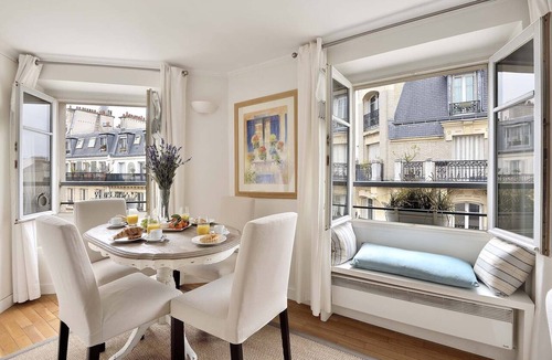 Quartier du Gros-Caillou Apartment | Perfect for 3! Charming-Top of Eiffel View-Rue Cler Markets