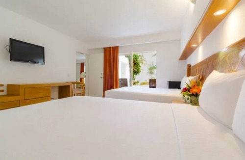 Punta Cancun Hotel | Perfect for Beach Getaways| Standard 1BR | Beachscape Kin Ha