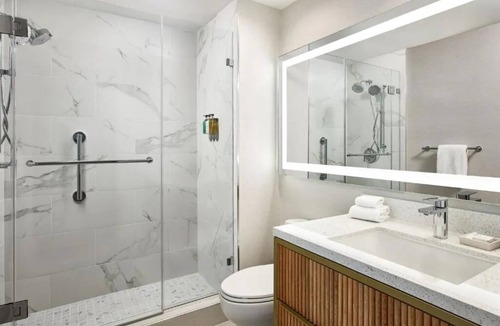 Marathon Hotel | Perfect for Beachside Relaxation! Outdoor Pool, Pets Allowed, Near Pigeon Key!