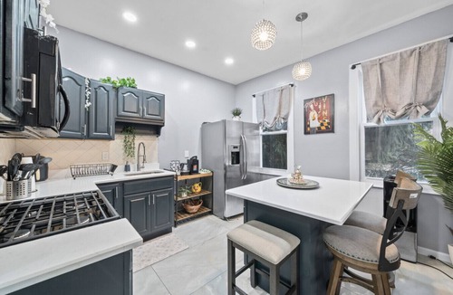 Bayonne House | Perfect for big groups – cruise port, Newark Airport & NYC attractions just minutes away