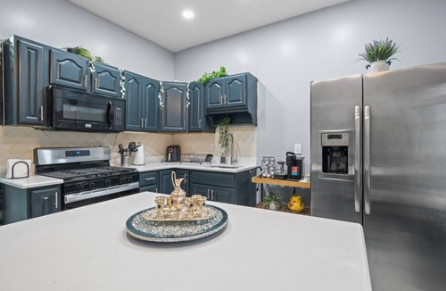 Bayonne House | Perfect for big groups – cruise port, Newark Airport & NYC attractions just minutes away