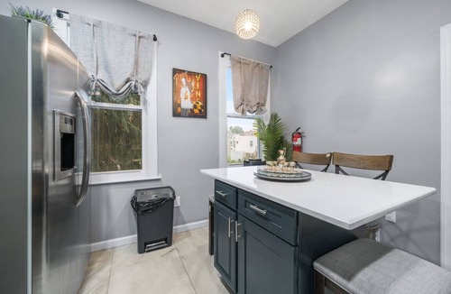 Bayonne House | Perfect for big groups – cruise port, Newark Airport & NYC attractions just minutes away