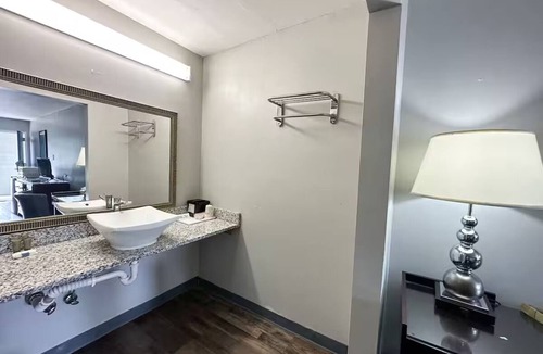 Ridgeway Hotel | Perfect for Couples Exploring Ridgeway | Seasonal Outdoor Pool & Free Parking