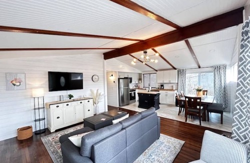 Hamilton House | Perfect for couples retreat, family friendly and quilters!