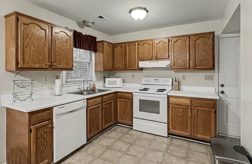 Richmond House | Perfect for Extended Stays! 1st Floor Bedroom, Fenced Area for Pets!