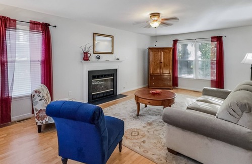 Glen Allen House | Perfect for Extended Stays! Fenced Yard, Pet Friendly!