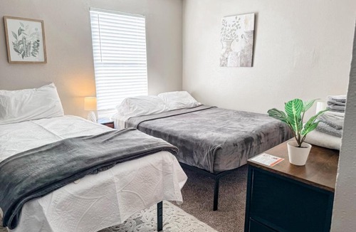 Oakville Apartment | Perfect for Group with 2BR and 2BA with Pool