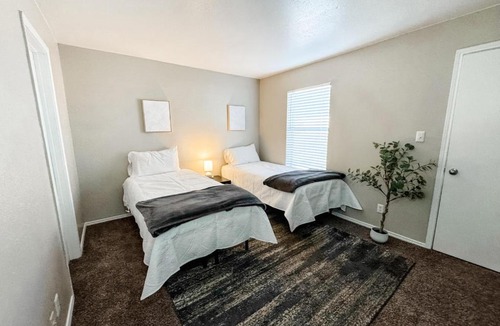 Oakville Apartment | Perfect for Group with 2BR and 2BA with Pool