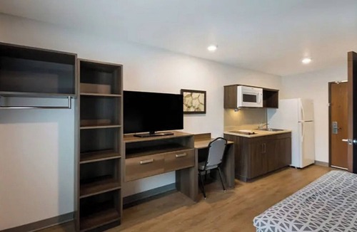 Austin Hotel | Perfect for Groups! 3 Queen Suites w/Full Comfort in One Austin Compound