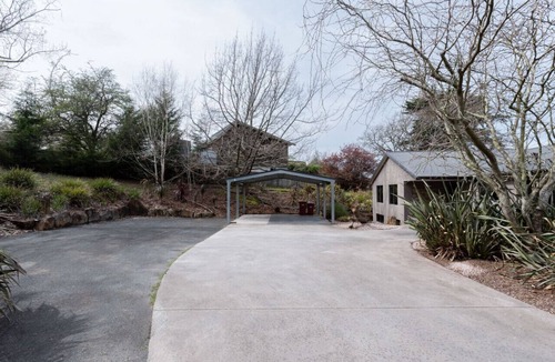 Newstead House | Perfect for groups and large families Sleeps 12