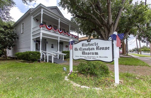 Beeville House | Perfect for Groups! Pet-friendly Property, Free Parking On-site!