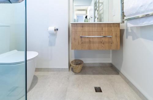 Saint Albans Apartment | Perfect for Groups Stylish 4BR Devonport Stay