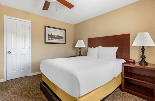 Berkeley Hotel | Perfect for Groups! Unit with Full Kitchen, Free Parking, Onsite Pools!