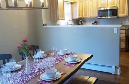 Three Oaks House | Perfect for groups! Walk to Journeyman/downtown Three Oaks