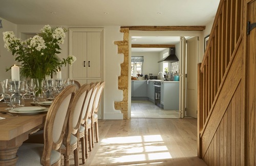 Bibury Apartment | Perfect for large groups. Be it birthdays, wedding parties or a family and friends get-together, we