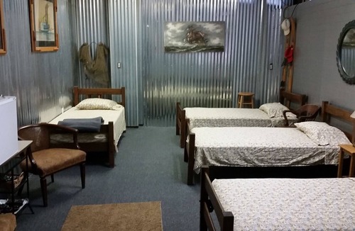 Paris Cabin | Perfect for large groups and family event's!Hunters and fishermans paradise.