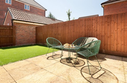 Wootton Bassett House | Perfect for contractors, families, 4 beds, parking