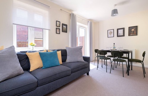 Wootton Bassett House | Perfect for contractors, families, 4 beds, parking