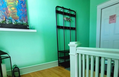Lyons Apartment | Perfect Getaway for 4, Cozy Space with a Queen Size Bed