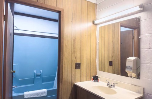 Spencer Hotel | Perfect Haven for Exploring Outdoors | Buck Knob Peak Nearby | 4 Units
